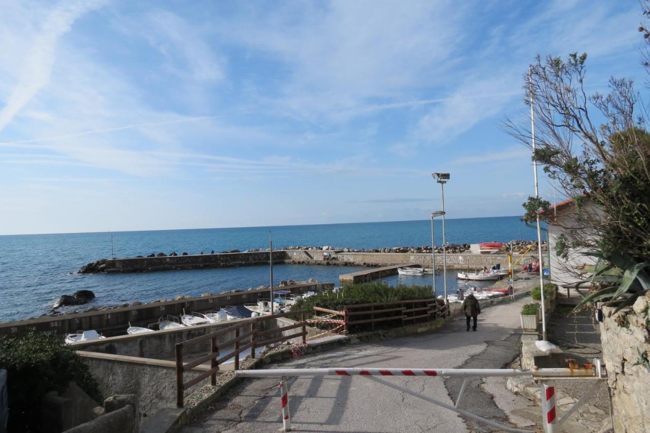 Bellavista Beachfront Apartments Quercianella Extérieur photo